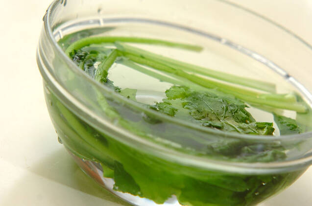 カブの葉とチリメンジャコの炒め物の作り方の手順1