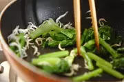 カブの葉とチリメンジャコの炒め物の作り方1