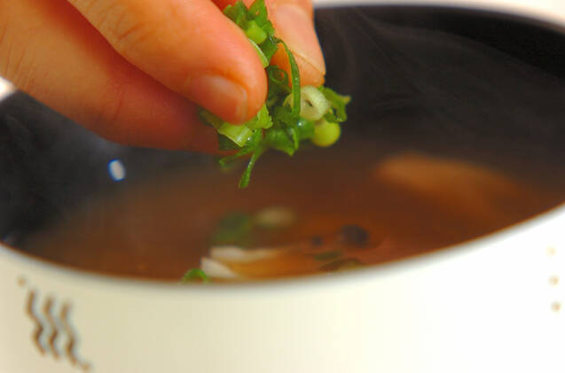 シメジと豆腐のみそ汁の作り方の手順4