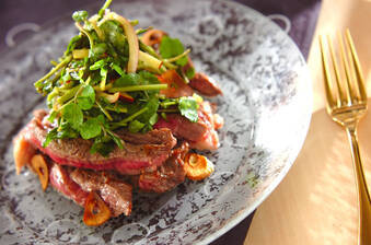 クレソンたっぷり、サラダ仕立てのステーキ