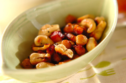 旨味たっぷり！厚切りベーコンのナッツ炒め 10分で完成 おつまみにも