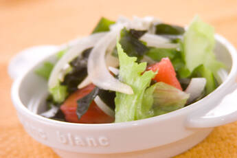 トマトとワカメのサラダ