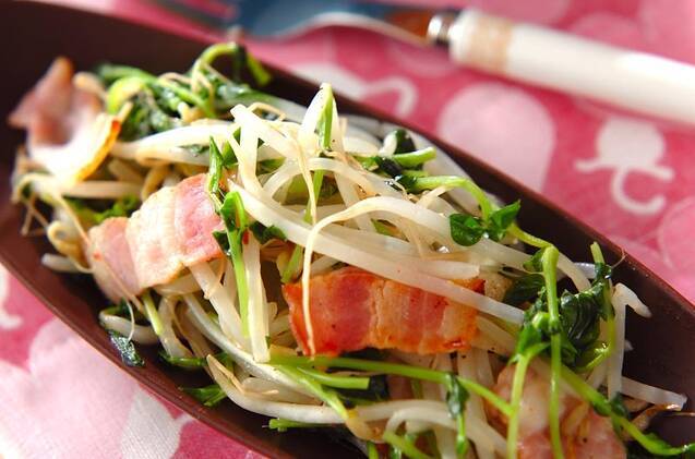 黒い皿に盛りつけられた豆苗のシンプル炒め