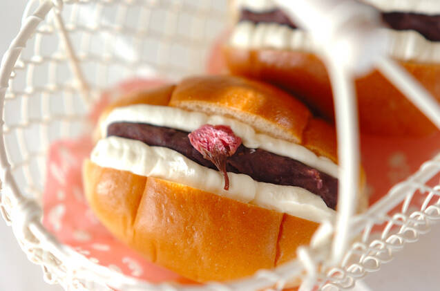 かごに盛りつけられた桜あんとクリームチーズのロールパンサンド