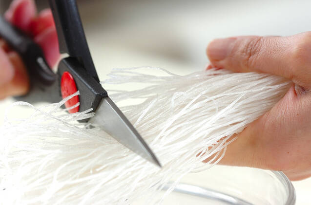 春雨と豚肉の炒め物の作り方の手順1