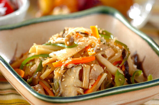 フチが緑の正方形の和風器に盛られた、春雨と豚肉の炒め物