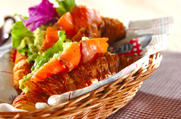 カゴに入ったサーモンとアボカドのサンドイッチ