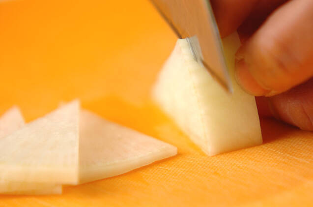 大根と油揚げのみそ汁の作り方の手順1