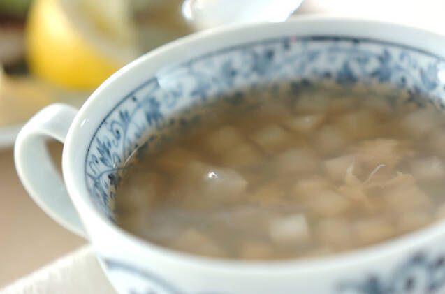 花模様入りのスープカップに入ったえんどう豆と大根の和風スープ