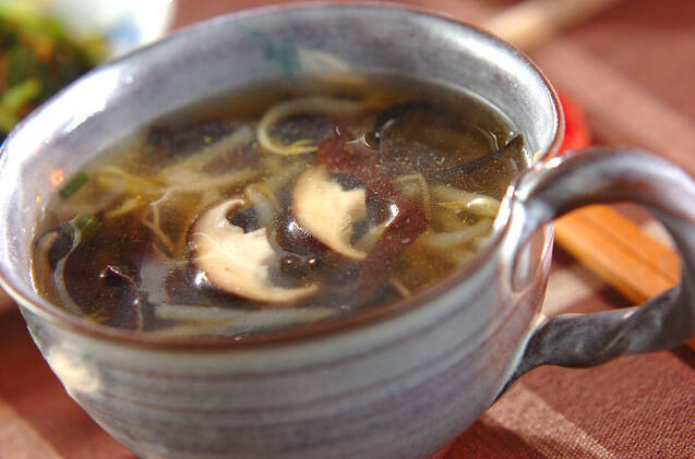 スープカップに注いだきくらげときのこのさっぱりスープ