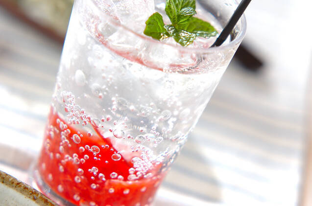 グラスに入ったいちごジャムスカッシュ