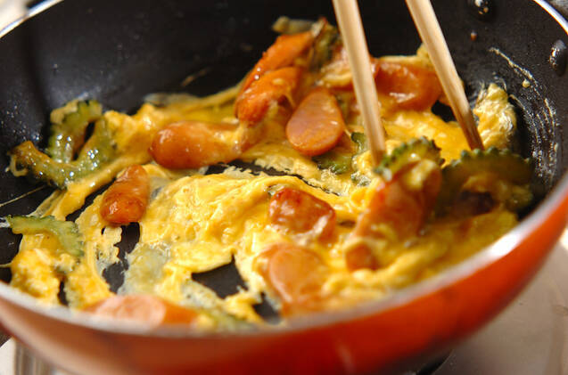 ゴーヤとソーセージ入り卵炒めの作り方の手順3