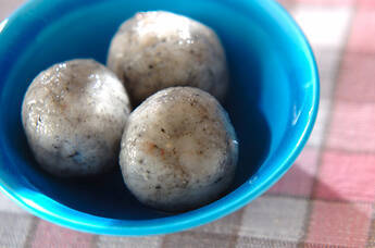 黒ゴマ白玉団子