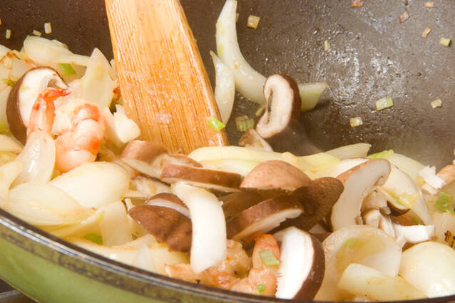 エビと玉ネギの炒め物の作り方の手順3