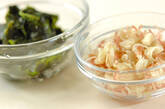 ワカメとミョウガの酢の物の下準備1