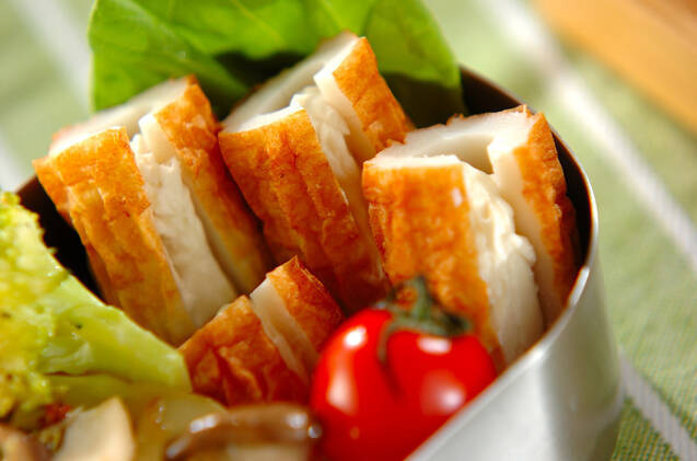 お弁当箱に入ったちくわのわさチーズ