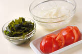 トマトと新玉ネギサラダの下準備1