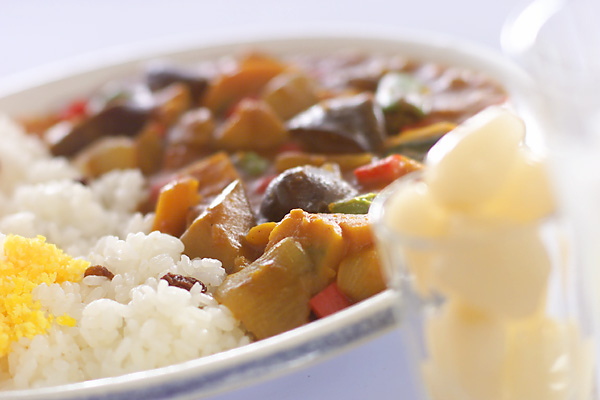 白い皿に盛り付けた夏野菜カレー