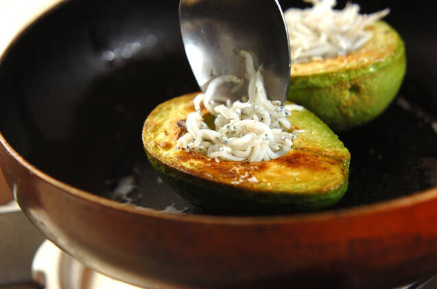 焼きアボカドのシラスチーズの作り方の手順4