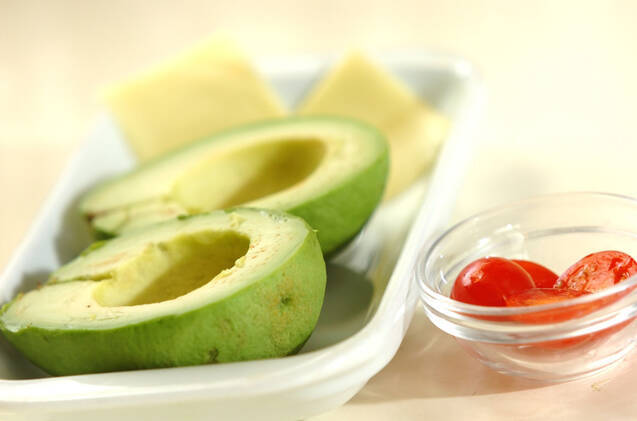 焼きアボカドのシラスチーズの作り方の手順1