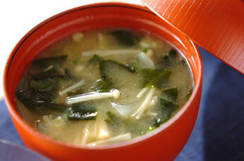 エノキと玉ネギのみそ汁