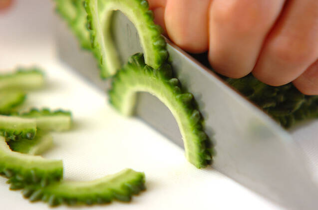 夏の風物詩ゴーヤと豚肉の炒め物の作り方の手順1