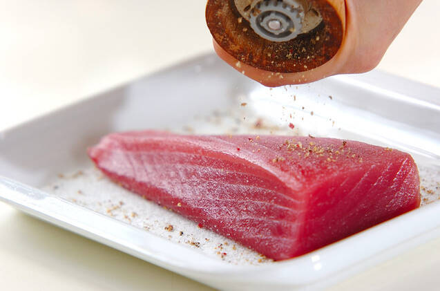 マグロのペッパー焼きの作り方の手順1