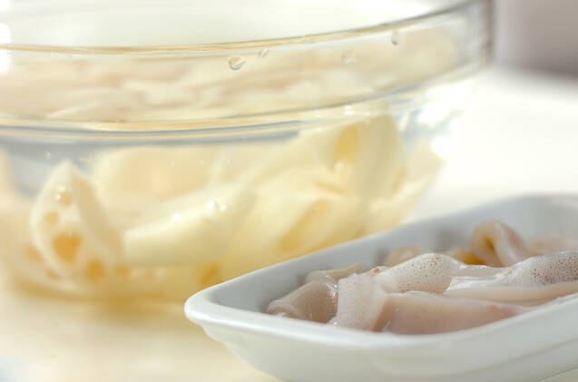 レンコンとイカのバジル炒めの作り方の手順1