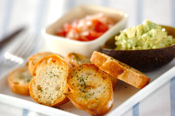 トマトサルサ・アボカドディップ・ガーリックトースト