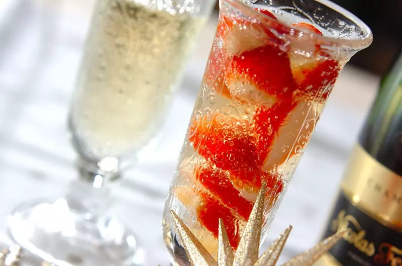イチゴ入りシャンパン レシピ 作り方 E レシピ 料理のプロが作る簡単レシピ イチゴ入りシャンパン レシピ 作り方 E レシピ 料理のプロが作る簡単レシピ