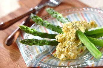 グリーンアスパラの卵ソース