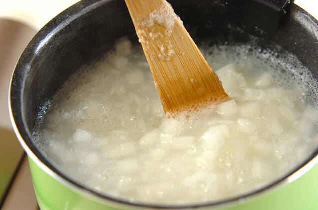 超簡単おかゆ 炊いたご飯から作る基本レシピ だいこんときのこの作り方の手順1
