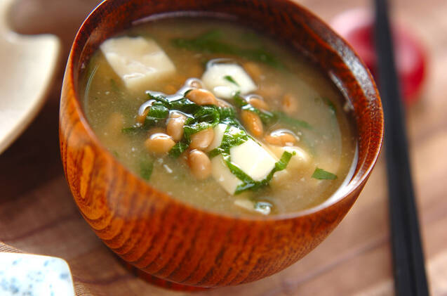 茶色い椀に盛り付けられた納豆と豆腐のみそ汁