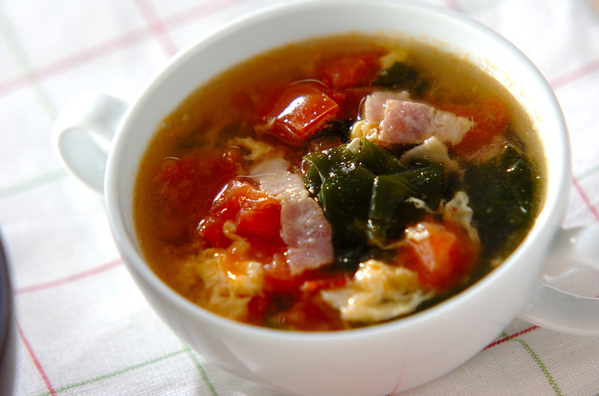 白いスープカップに入ったさっぱりトマトスープ