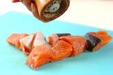 鮭とキノコのマヨしょうゆ炒めの下準備1
