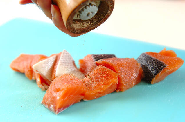 鮭とキノコのマヨしょうゆ炒めの作り方の手順1