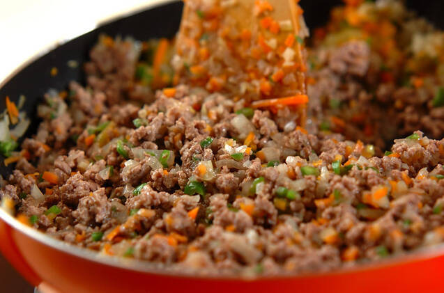 冷凍保存できる、野菜たっぷり万能肉そぼろの作り方の手順2