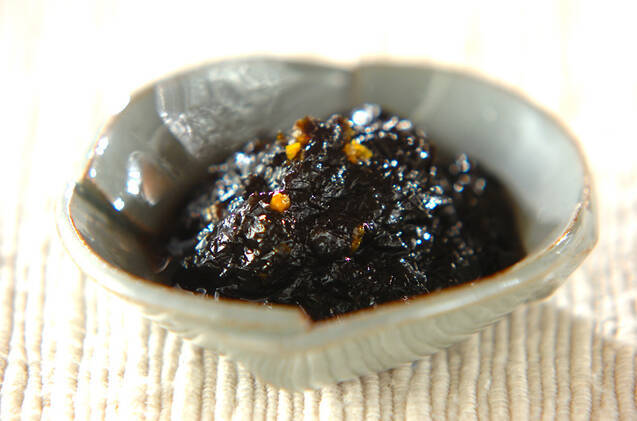 お皿に盛られたのりの佃煮