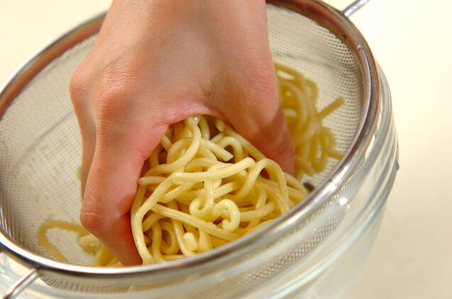 レンジで時短！塩レモン焼きそばの作り方の手順1