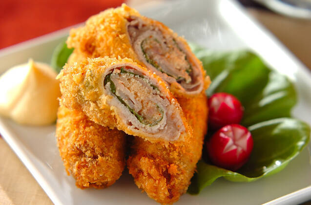 白い皿に盛り付けられている明太子と大葉の豚カツ
