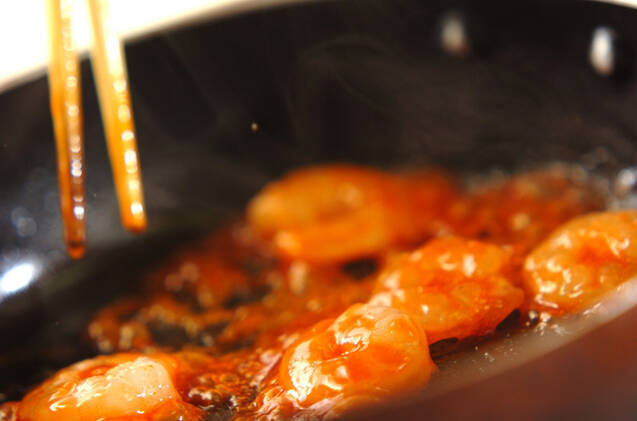 エビチリ風ピリ辛炒めの作り方の手順2