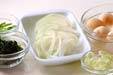 玉ネギのみそ汁の下準備1