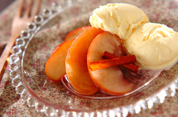 リンゴの赤ワインコンポート～バニラアイス添え～