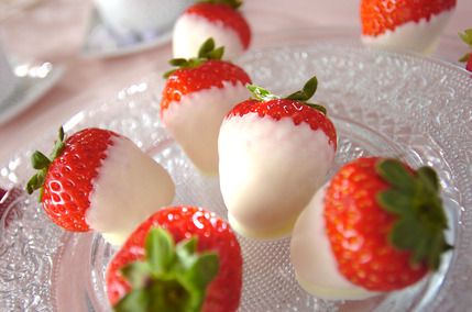 イチゴのホワイトチョコがけ