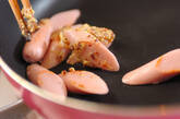 魚肉ソーセージの粒マスタード炒めの作り方1