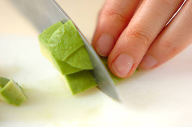 マグロとアボカドの韓国風サラダの作り方の手順2