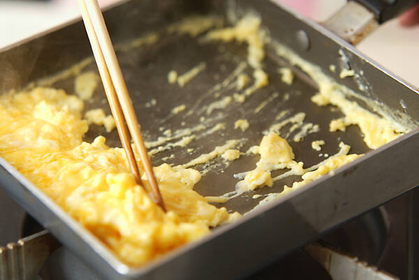 簡単基本のだし巻き卵 ふわふわ定番 ほんのり甘い by中島 和代さんの作り方の手順3