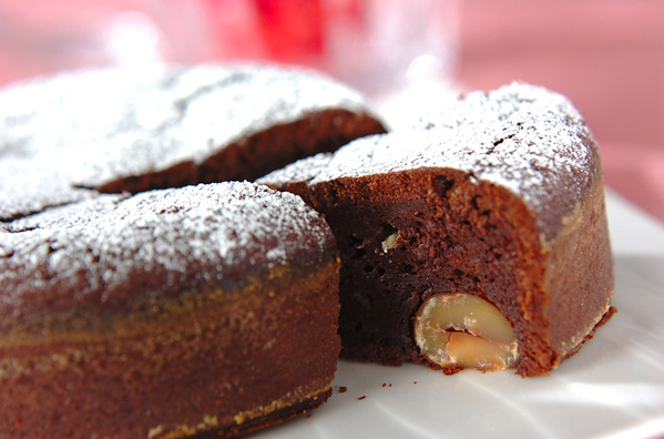 食器に盛られた渋皮煮のガトーショコラ
