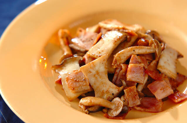 キノコとベーコンの五香粉炒め