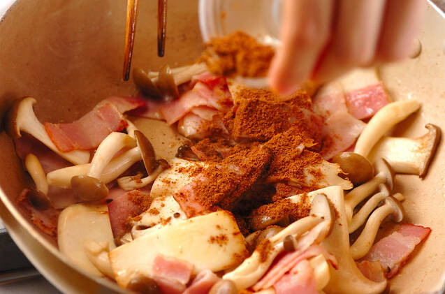 キノコとベーコンの五香粉炒めの作り方の手順3